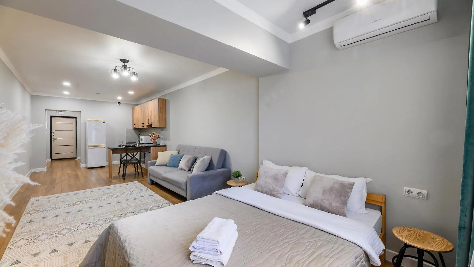 Apartment Country Style In The Heart Of The City Almaty